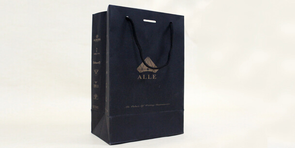 黑?？ㄌ探鹗痔岽?高档手提袋定制(图1)